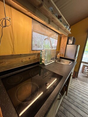 Cabana clássica, vista para o jardim | Cozinha privada | Geladeira grande, micro-ondas, fogão, cooktop