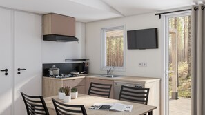 Bangalô conforto, vista para o jardim | Cozinha privada | Geladeira grande, micro-ondas, fogão, cooktop