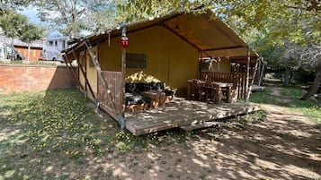 Fachada de la propiedad por la tarde o noche