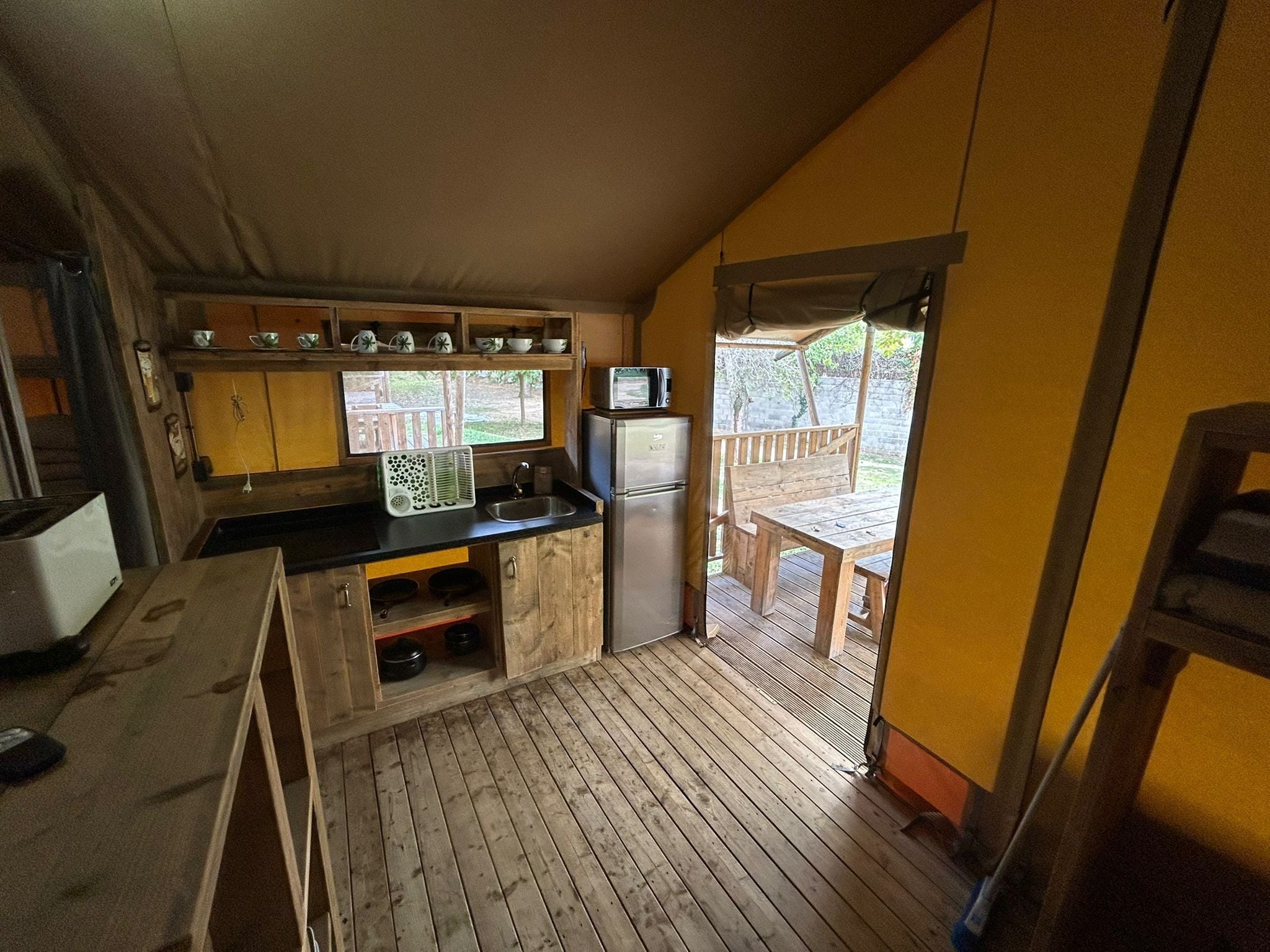 Cabana clássica, vista para o jardim | Cozinha privada | Geladeira grande, micro-ondas, fogão, cooktop