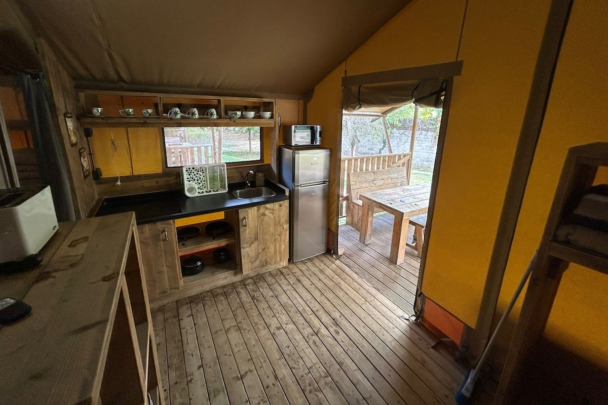 Deluxe Bungalow, Garden View | Private kitchen | Full-sized fridge, microwave, oven, stovetop