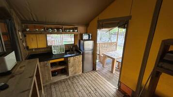 Cabaña clásica, vistas al jardín | Cocina privada | Frigorífico grande, microondas, horno y placa de cocina