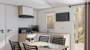 Comfort-Bungalow, Gartenblick | Eigene Küche | Großer Kühlschrank, Mikrowelle, Ofen, Herdplatte