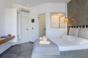 A modern bedroom with a bed, a bedside table, a mirror, and an air conditioning unit. - Apartment in A Hotel 'Superior Double Room' with Shared Pool, Wi-Fi and Air Conditioning (Faliraki)