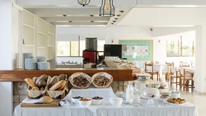 Ein Frühstücksbuffet mit Brot, Gebäck und Milchprodukten.