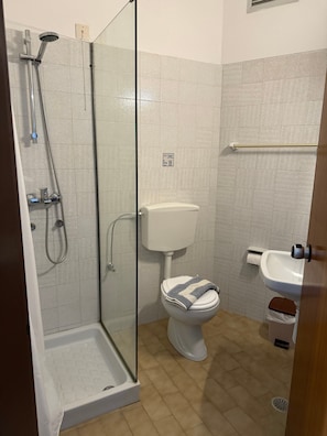 A bathroom with a glass-enclosed shower, a toilet, and a sink. - Apartment in A Hotel 'Hercules Plus Faliraki' with Shared Pool, Shared Terrace and Wi-Fi (Faliraki)