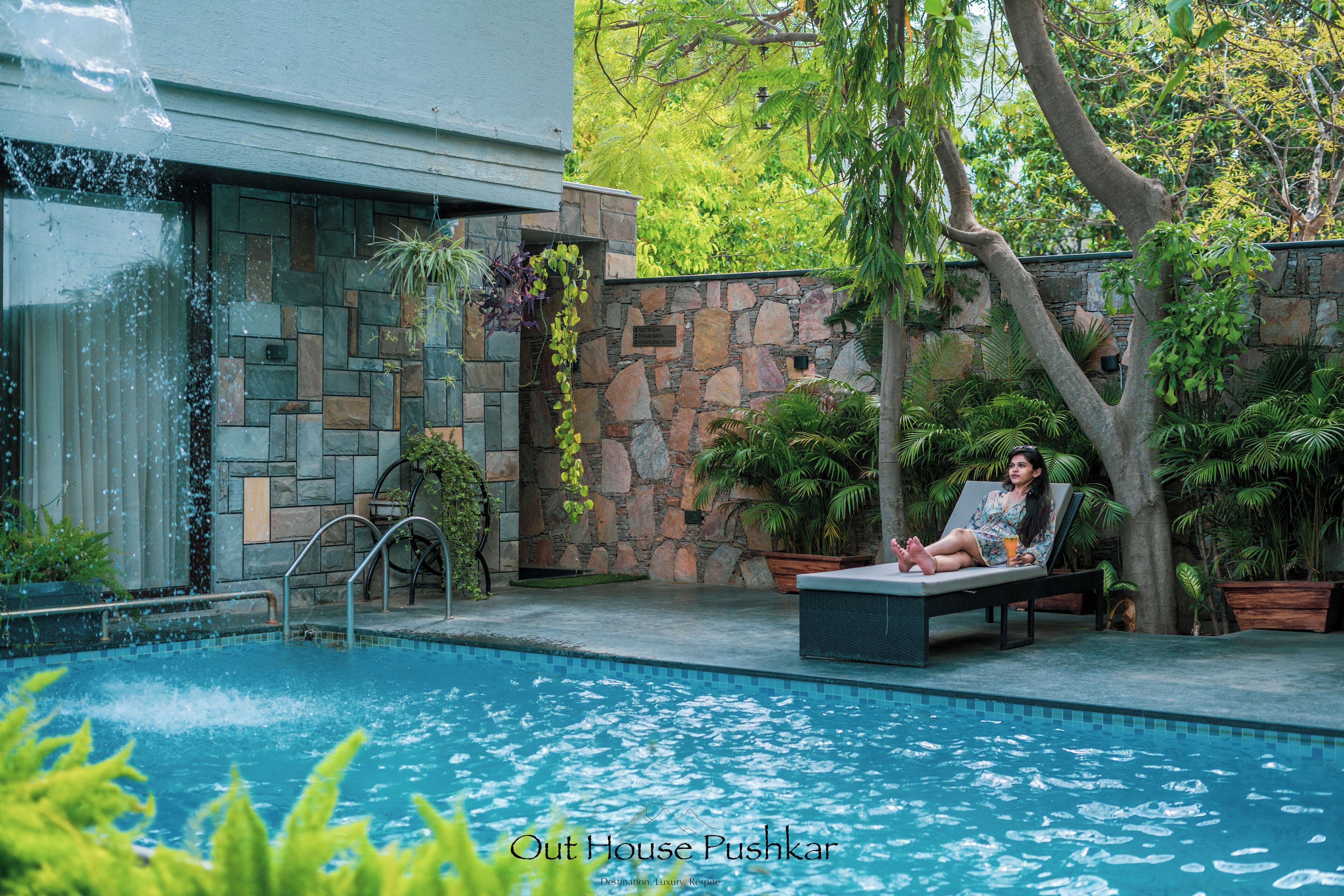 Una piscina al aire libre