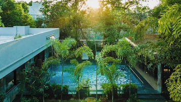 Una piscina al aire libre
