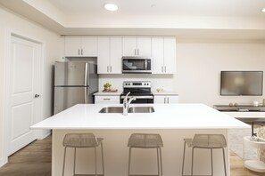 Refrigerador, microondas, horno y parrilla de estufa 