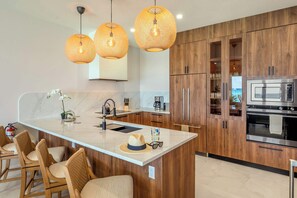 Fridge, microwave, oven, stovetop - Laguna del Mar #10 - Oceanfront 3 Bedroom on Seven Mile Beach (Seven Mile Beach)