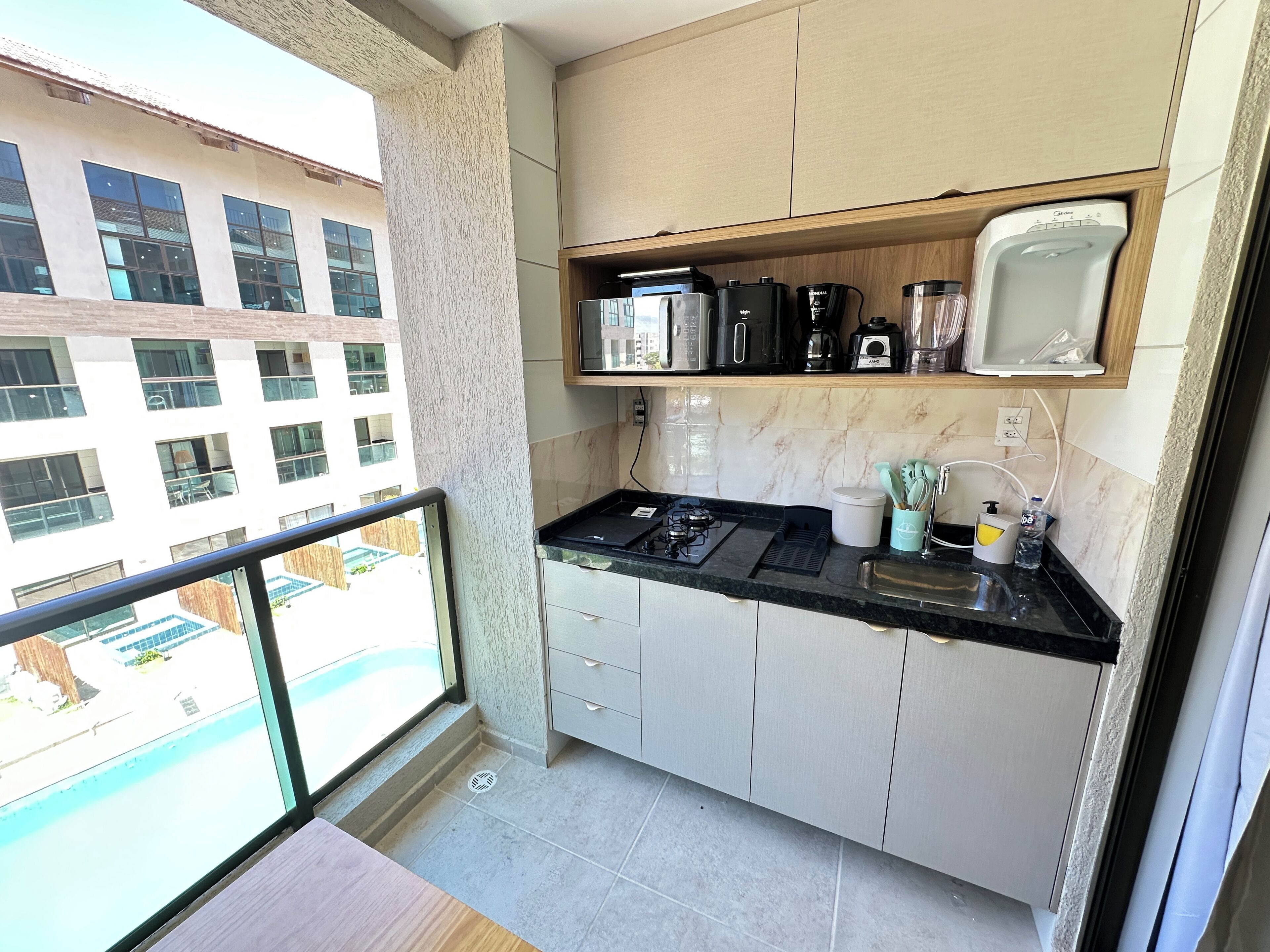 Een koelkast, een magnetron, een kookplaat