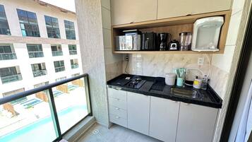 Een koelkast, een magnetron, een kookplaat