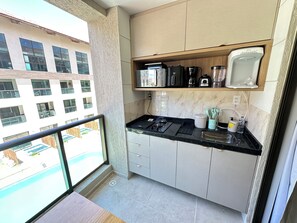 Kühlschrank, Mikrowelle, Herdplatte, Wasserkocher mit Kaffee-/Teezubehör