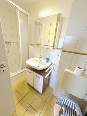 Shower, hair dryer - Vacation apartment Fischers Wiek - small and central - Holiday apartment in Wiek - (Wiek)