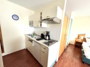 Kühlschrank, Mikrowelle, Herdplatte, Geschirrspüler