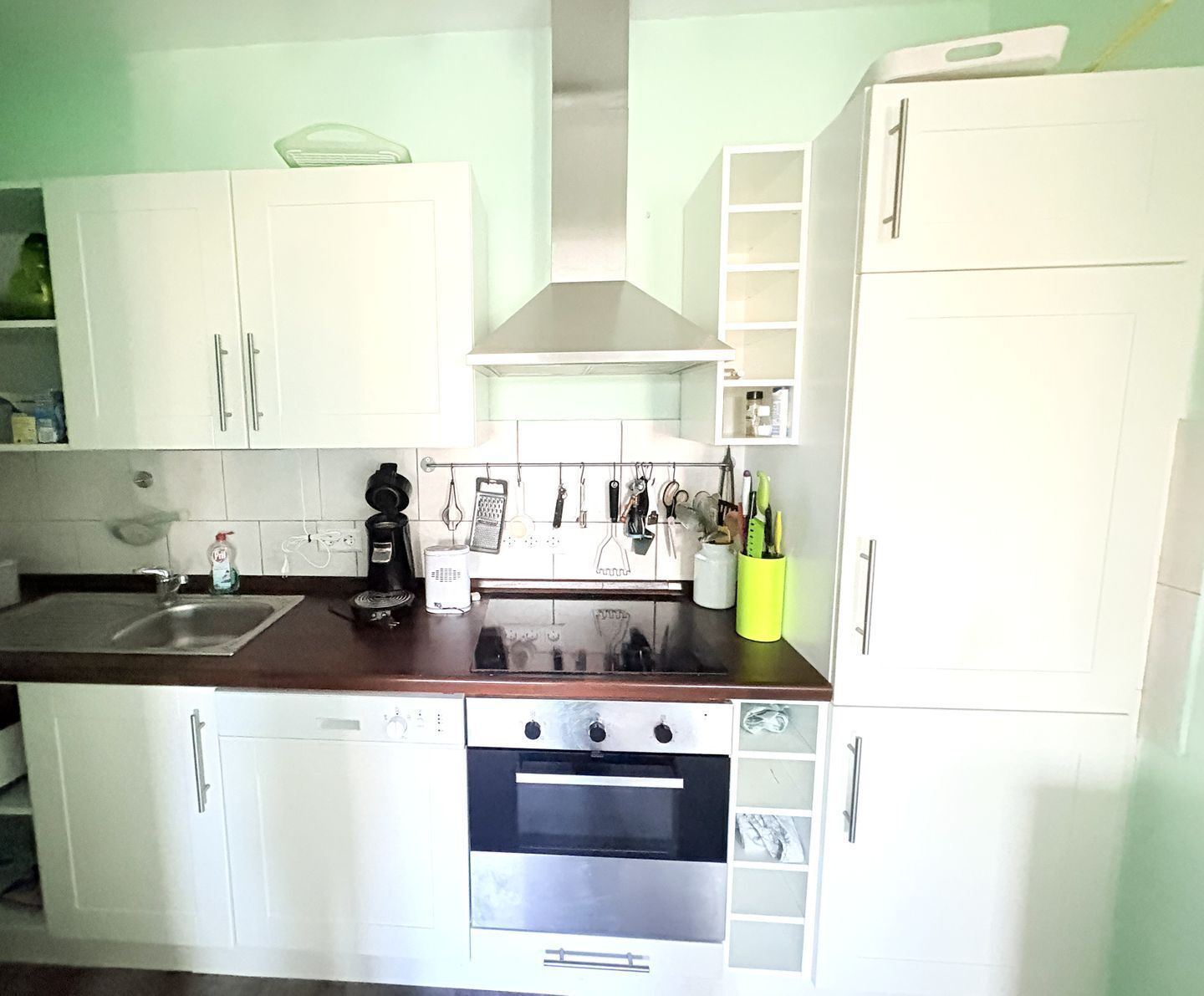 Ofen, Herdplatte, Geschirrspüler, Wasserkocher mit Kaffee-/Teezubehör