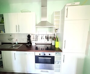 Ofen, Herdplatte, Geschirrspüler, Wasserkocher mit Kaffee-/Teezubehör