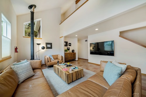 Hot tub, steps to beach access, dogs ok, firepit, EV charger- Ocean's Echo
