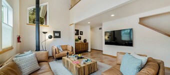 Hot tub, steps to beach access, dogs ok, firepit, EV charger- Ocean's Echo