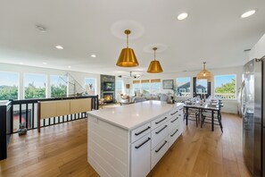 Dining - Luxury home, Oceanview, 1 dog ok, A/C, steps to beach, fenced yard (Manzanita)
