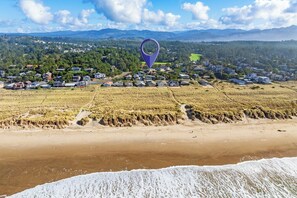 Beach nearby - Oceanview, 4 bdrm, 1 dog, A/C, 1 blk to beach/golf course, fenced yard (Manzanita)