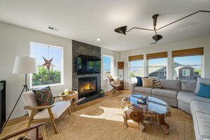 Smart TV, fireplace, DVD player - Oceanview, 4 bdrm, 1 dog, A/C, 1 blk to beach/golf course, fenced yard (Manzanita)