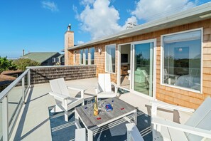 Outdoor dining - Oceanview, 4 bdrm, 1 dog, A/C, 1 blk to beach/golf course, fenced yard (Manzanita)