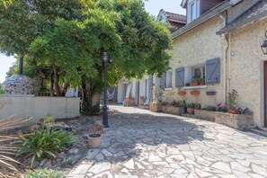 Exterior - Holiday Home "Villa Arja" with Shared Pool, Wi-Fi, and Air Conditioning (Parbayse)