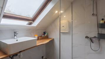 Dusche, Haartrockner, Handtücher