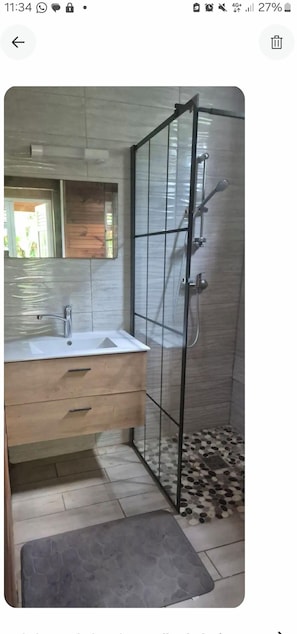 Douche, sĂšche-cheveux, serviettes fournies, savon