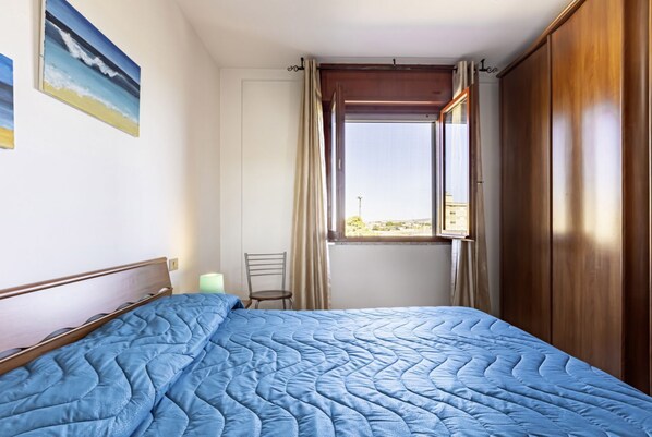 2 bedrooms, iron/ironing board