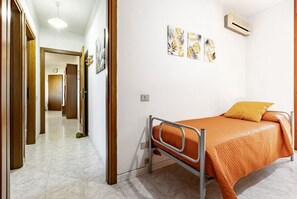 2 habitaciones y tabla de planchar con plancha 