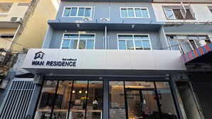 A two-story building with a sign reading "WAN RESIDENCE". - Wan Residence Ratchatewi  (Bangkok)