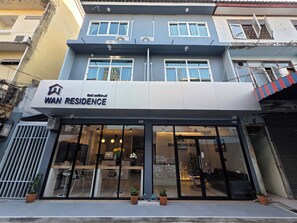 Vista frontal de la propiedad