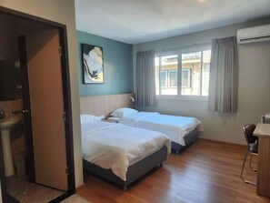 Chambre Standard avec lits jumeaux | Salle de bain | Douche, serviettes fournies, savon, shampooing