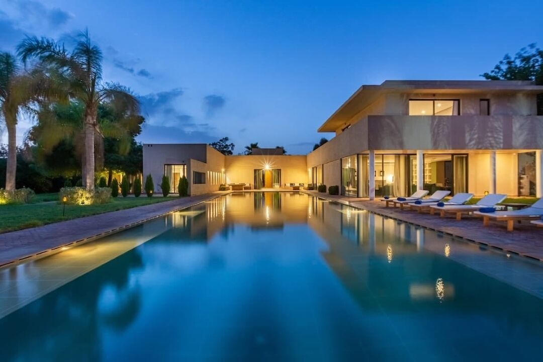 Utendørsbasseng og et oppvarmet basseng