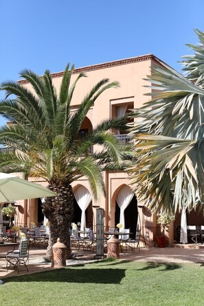 تناول الطعام بالخارج