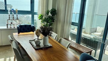 Apartment, 3 Bedrooms, Accessible, Smoking | Dining room