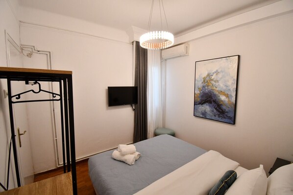 Apartment, 3 Bedrooms | Soundproofing, iron/ironing board, free WiFi