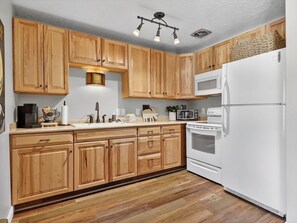 Fridge, microwave, oven, stovetop - Magical Brian Head Escape | Ski | Mountain Biking (Brian Head)