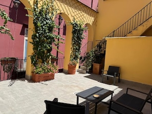 Superior Double Room, Courtyard View | In-room safe, soundproofing, free WiFi - Gentile Suite Decumani (Naples)