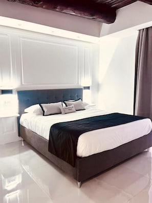 Family Studio Suite, Balcony, Courtyard View | In-room safe, soundproofing, free WiFi - Gentile Suite Decumani (Naples)