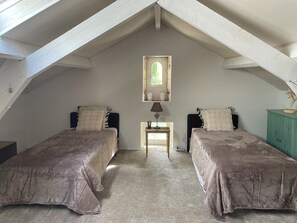 2 bedrooms, desk, iron/ironing board, bed sheets
