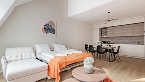 Un apartamento moderno con habitación tipo loft, comedor y cocina.