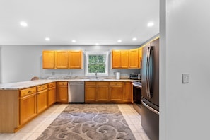 Fridge, microwave, oven, dishwasher - Beautiful, inviting Conway home with great family room and private firepit! (Conway)