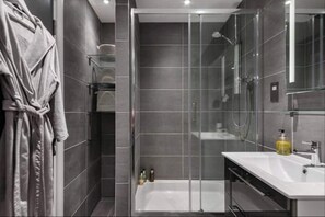 Hair dryer, towels, soap, toilet paper - Spacious and Stylish Designer-Inspired Apartment (Royal Leamington Spa)