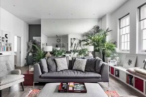 Living area - Spacious and Stylish Designer-Inspired Apartment (Royal Leamington Spa)