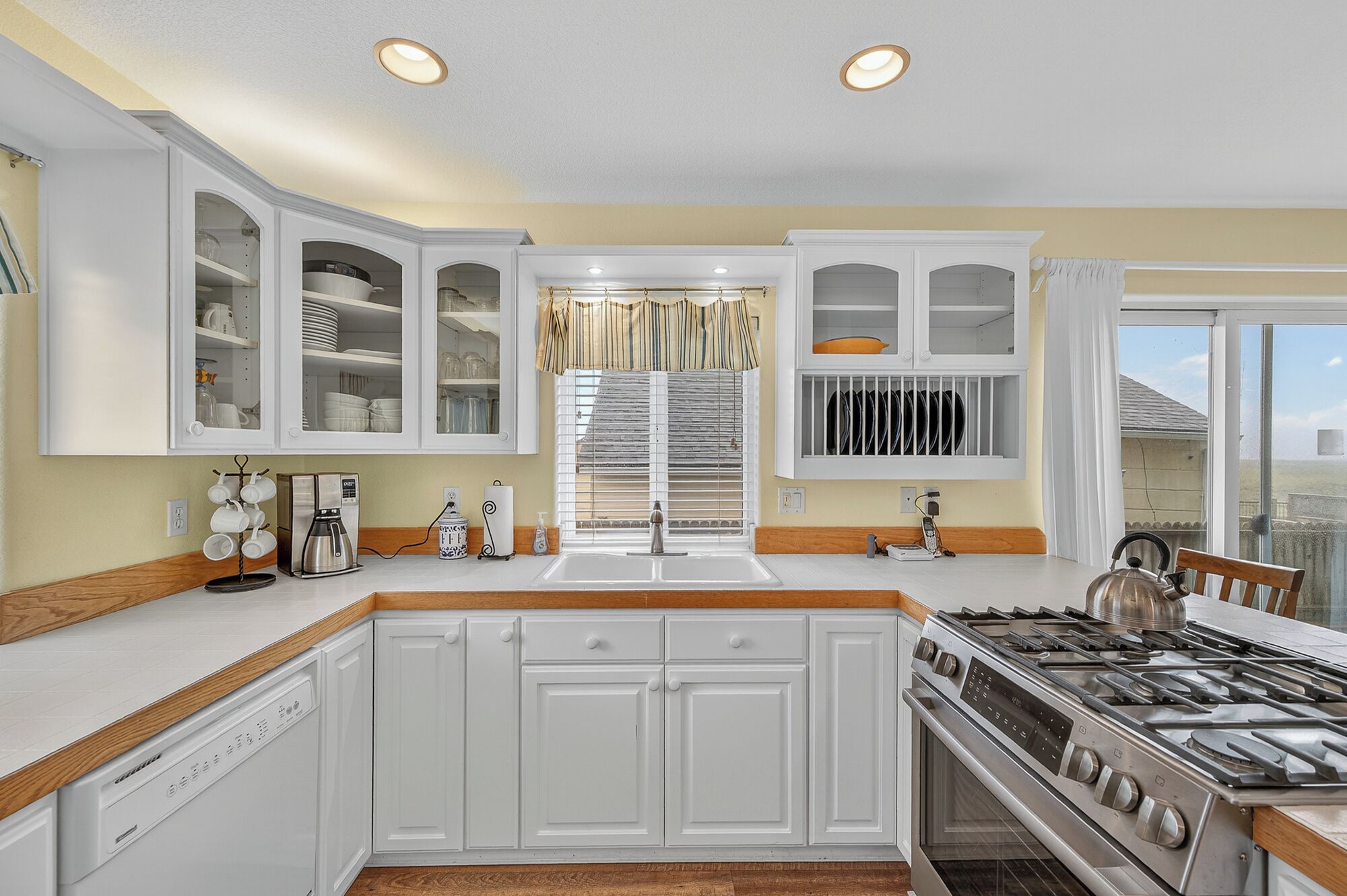 ثلاجة، ميكروويف، فرن، موقد طهي مسطح