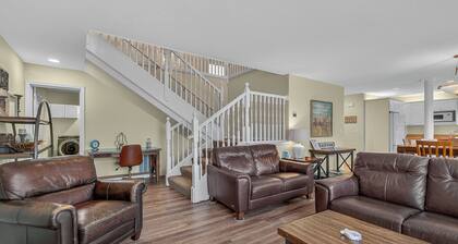 Steps to the Beach and Prom; Beautiful Open 3-Bedroom Home