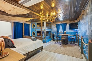 5 bedrooms, iron/ironing board, travel cot, free WiFi - Waterfront Pirate House with Pool & 2 Golf Carts (Indian Rocks Beach)